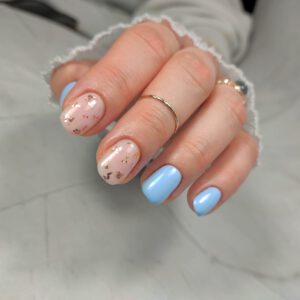 JustNails by Tina - Nagels klant - shorties zacht blauw met natural en flakes